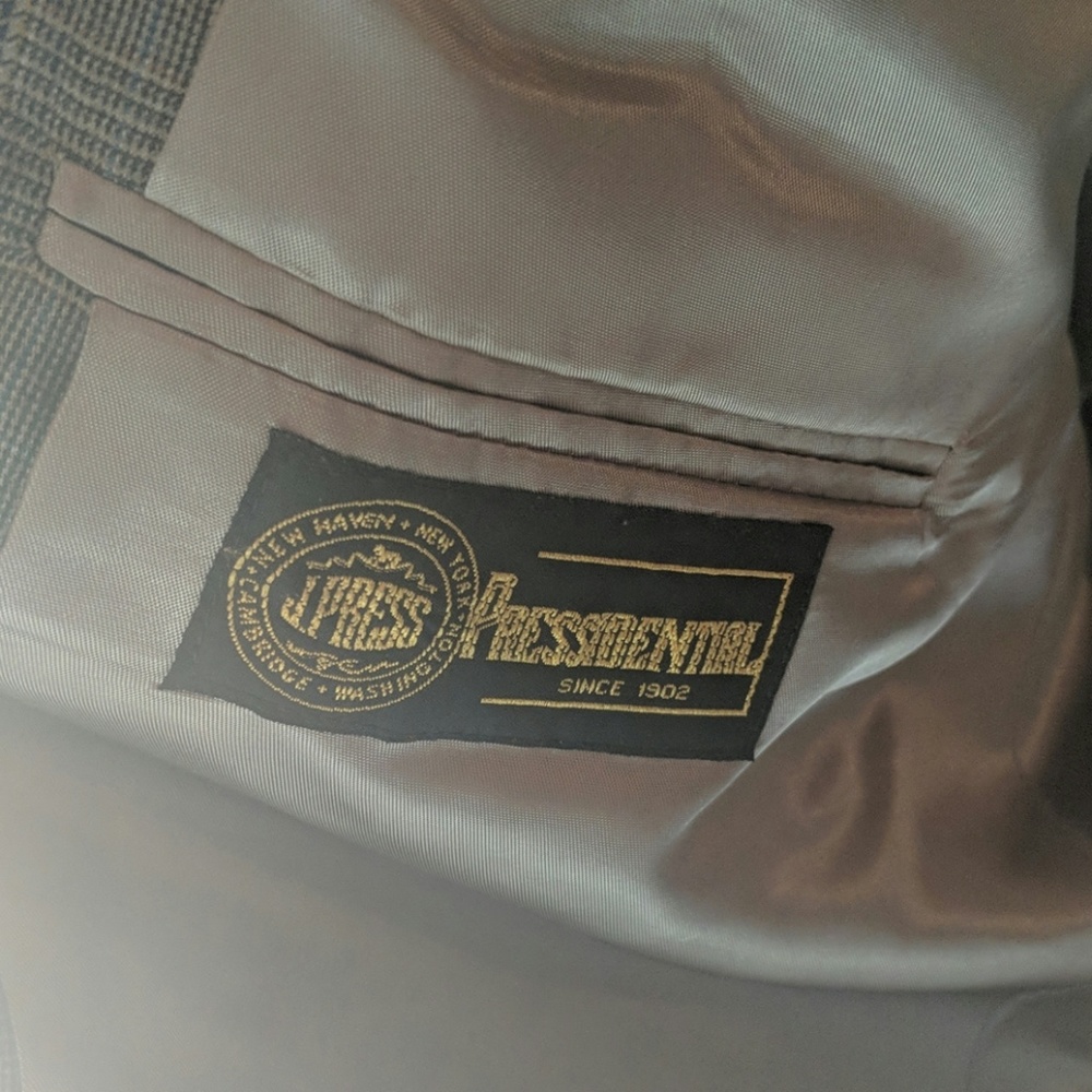 Suit - Picture 3 of 4